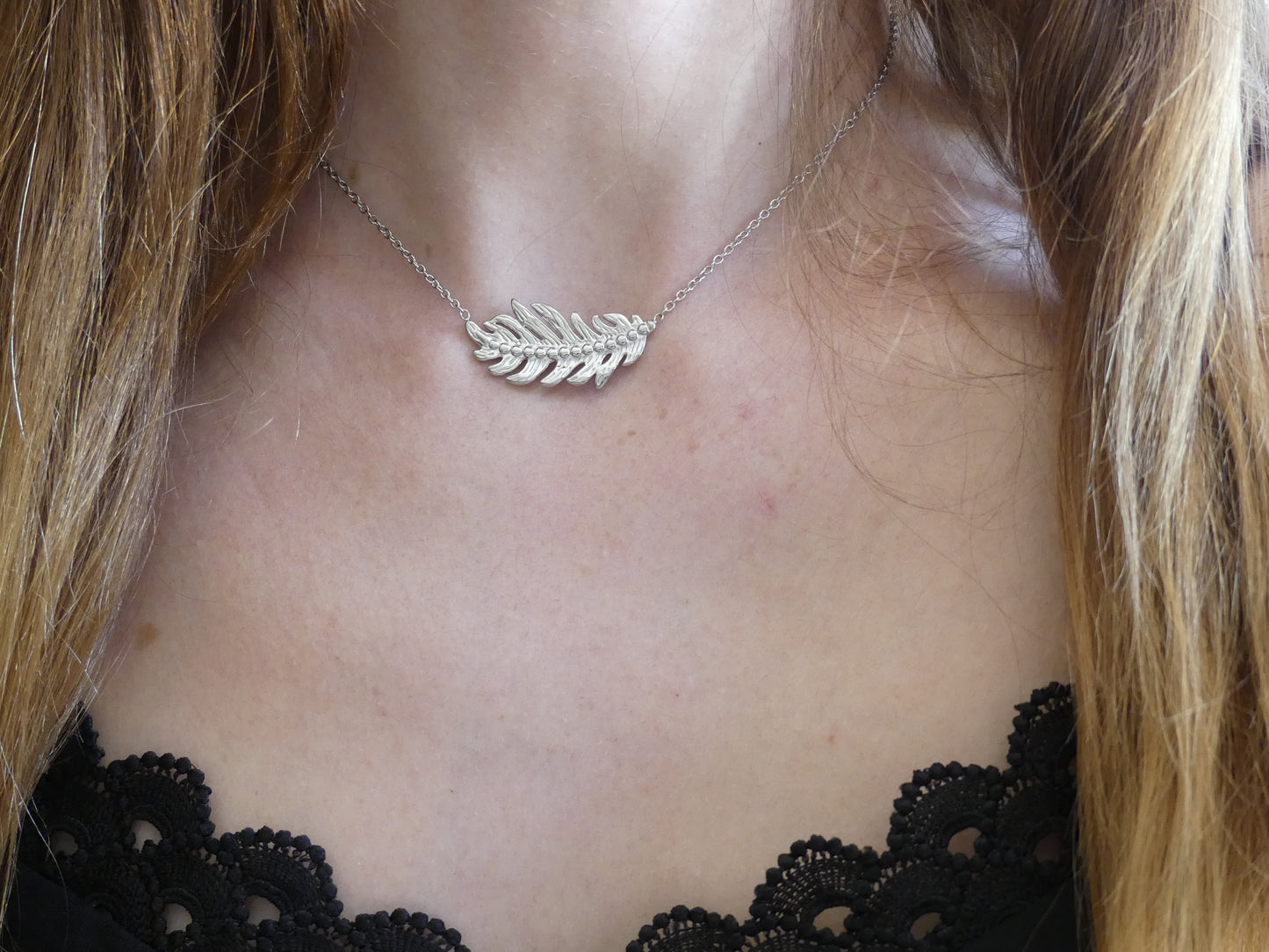Collier femme plume gravée – acier inoxydable argenté