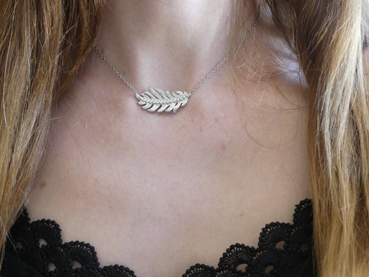 Collier femme plume gravée – acier inoxydable argenté