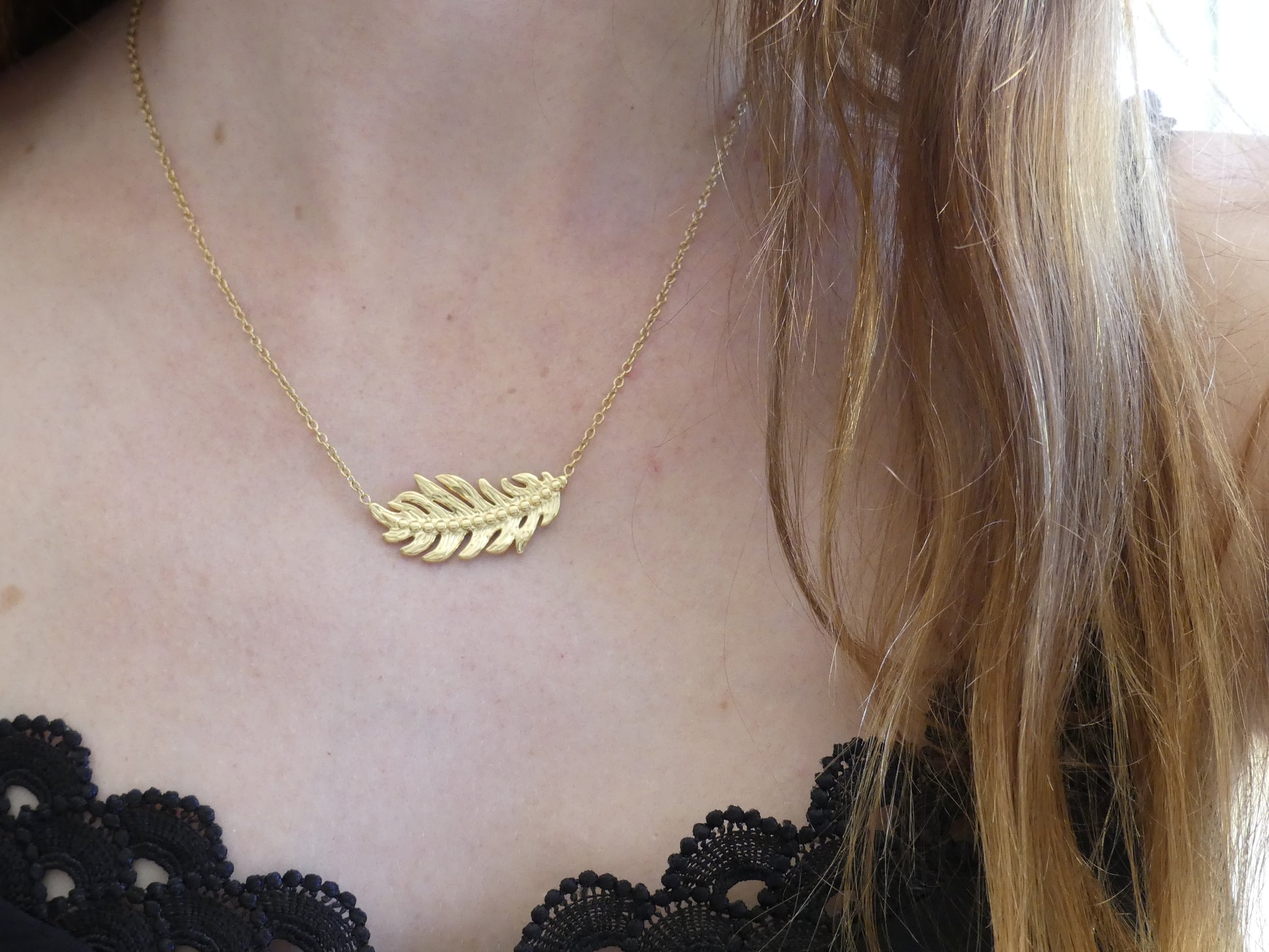 Collier femme plume gravée – acier inoxydable doré