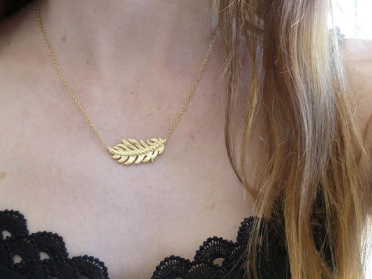 Collier femme plume gravée – acier inoxydable doré