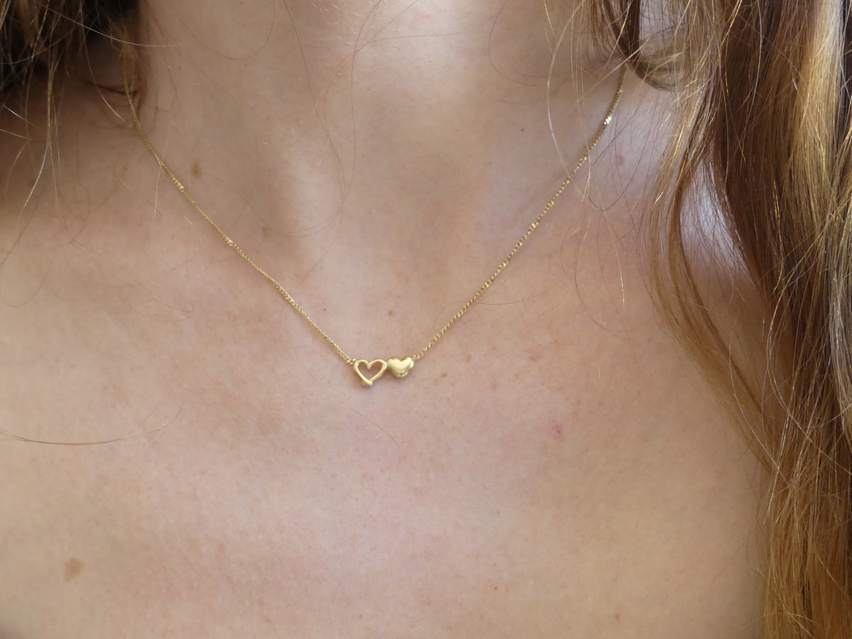 Collier femme fine maille gourmette et deux cœurs – acier inoxydable doré