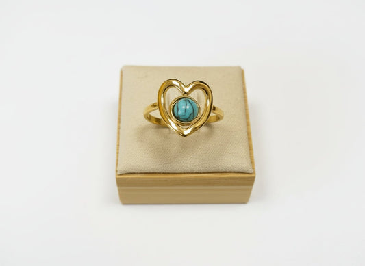 Bague dorée en forme de cœur avec une pierre turquoise