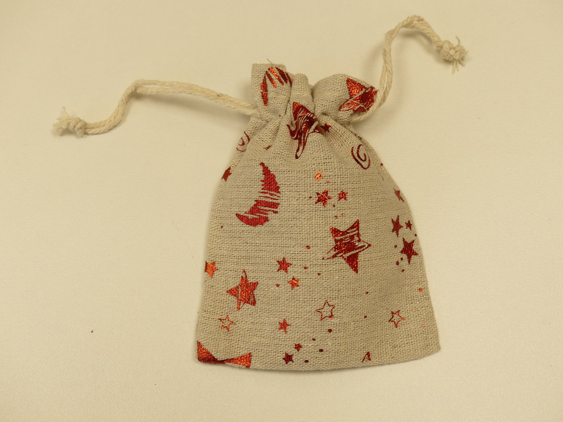 Bourse cadeau en coton couleur beige avec motifs d'étoiles et de lune rouge 10x9cm