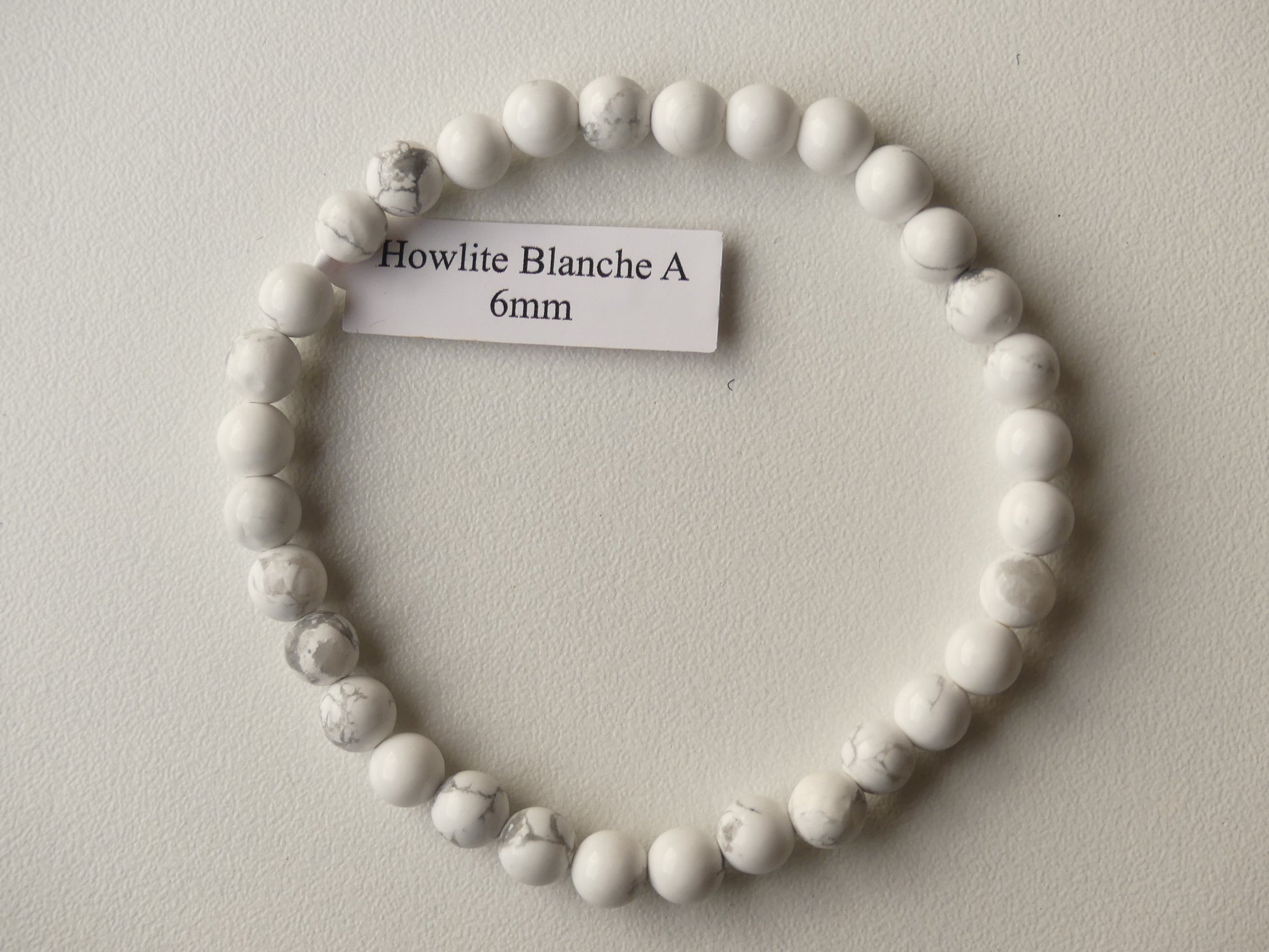 Bracelet boule de diamètre 6mm Howlite Blanche sur fil élastiqué. Pierre naturelle de qualité A.