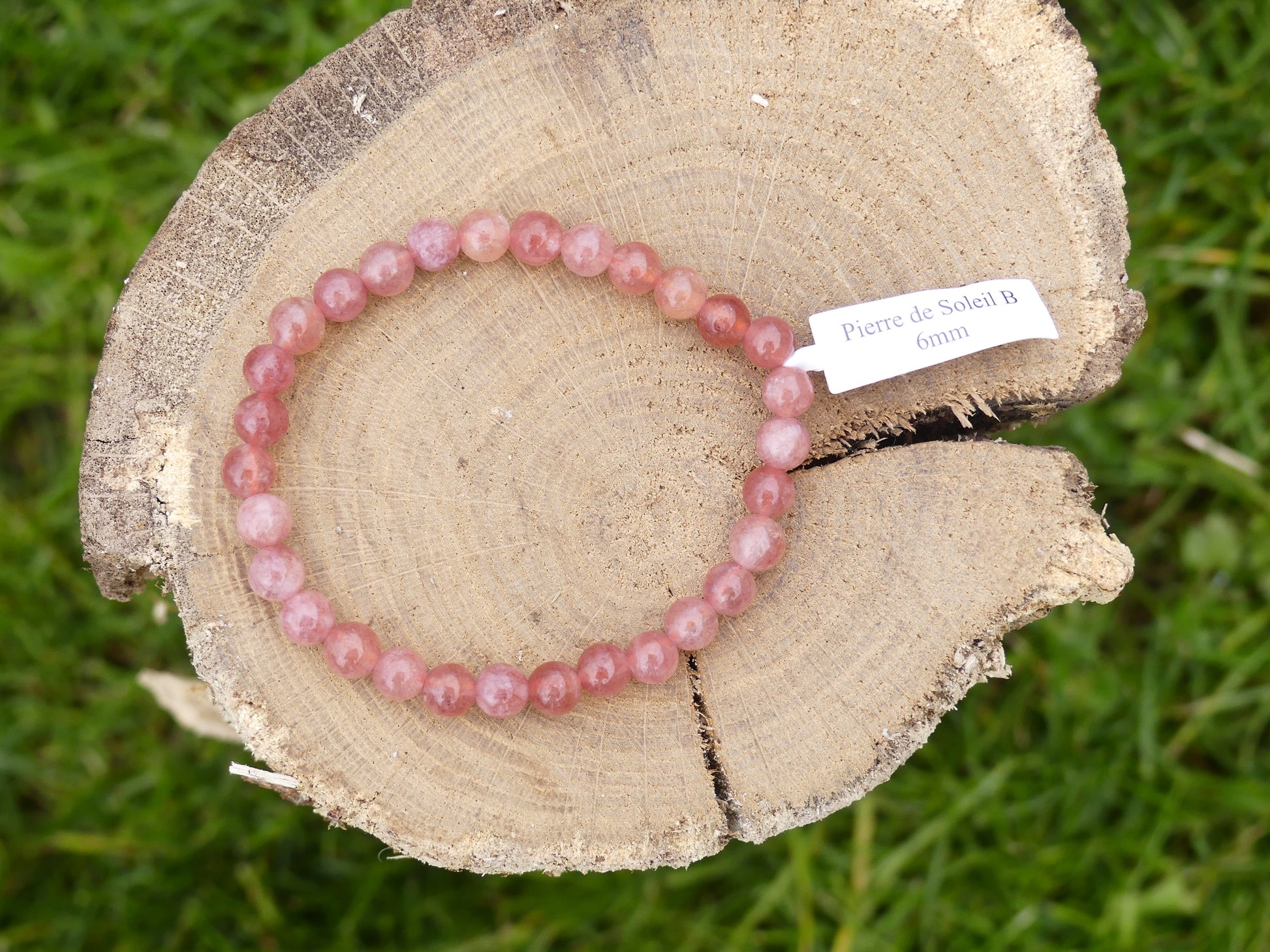 Bracelet boule de diamètre 6mm en pierre de soleil sur fil élastiqué.
Pierre naturelle de qualité B.