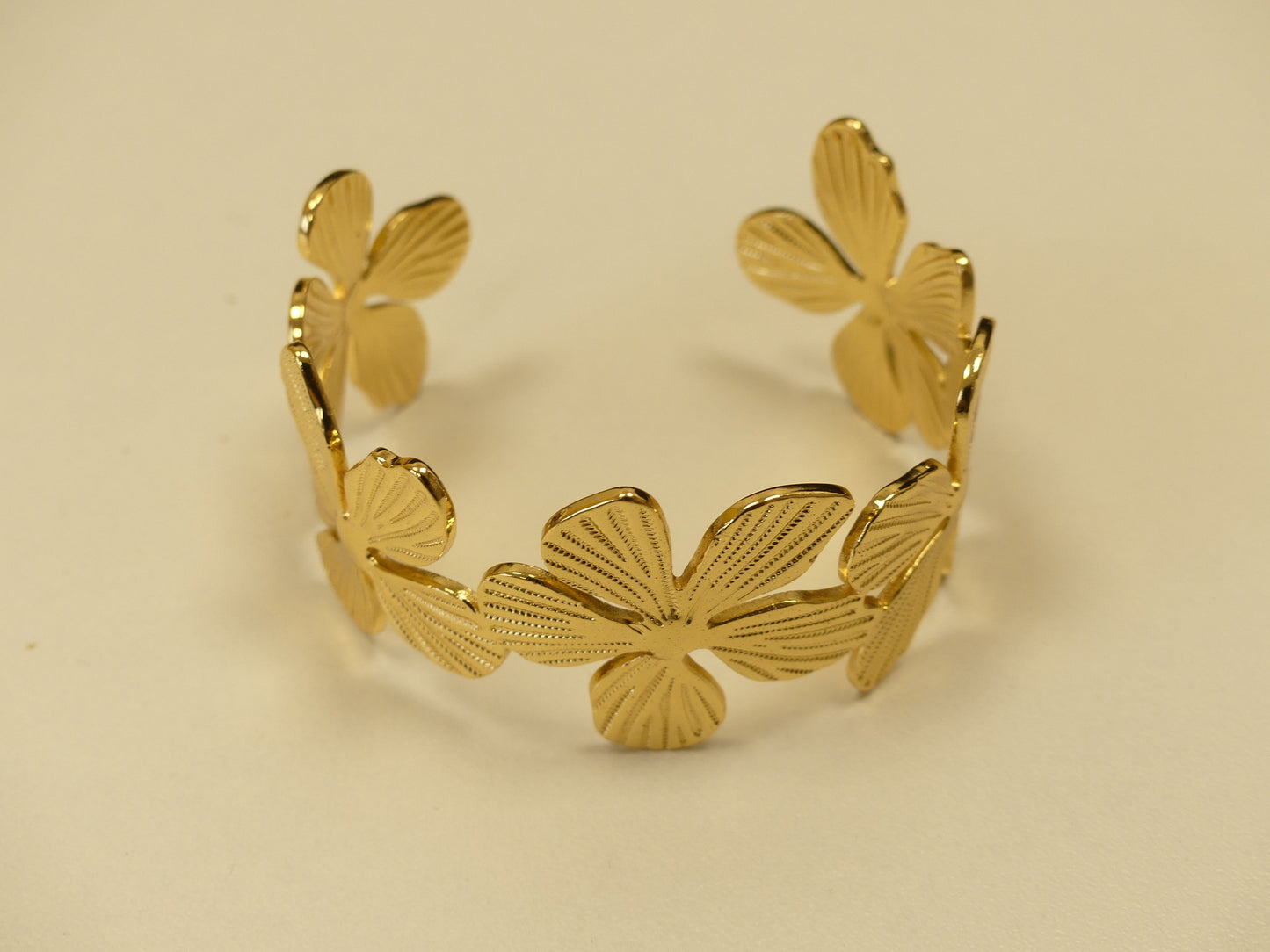 Bracelet Manchette Fleur – Élégance florale intemporelle