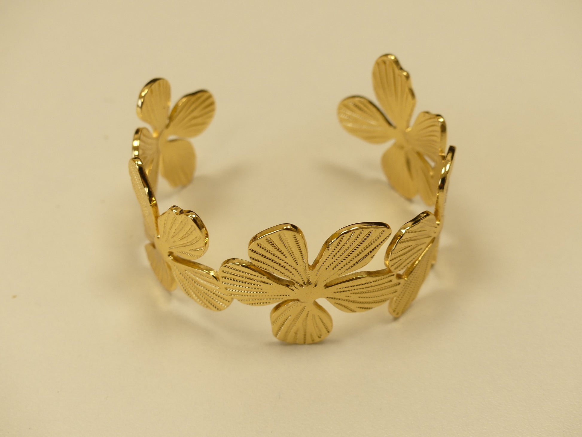 Bracelet Manchette Fleur – Élégance florale intemporelle