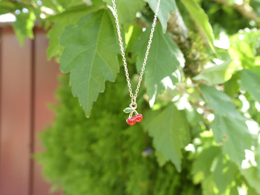 Collier petit pendentif cerise en émail enfant – acier inoxydable doré