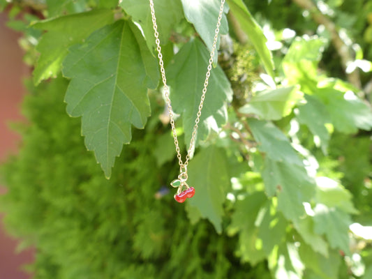 Collier petit pendentif cerise en émail enfant – acier inoxydable doré