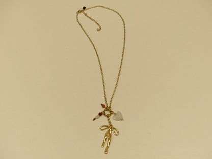 collier composé d'un anneau torsadé, noeud papillon, coeur et pierres naturelles
