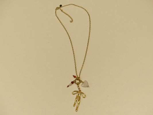 collier composé d'un anneau torsadé, noeud papillon, coeur et pierres naturelles