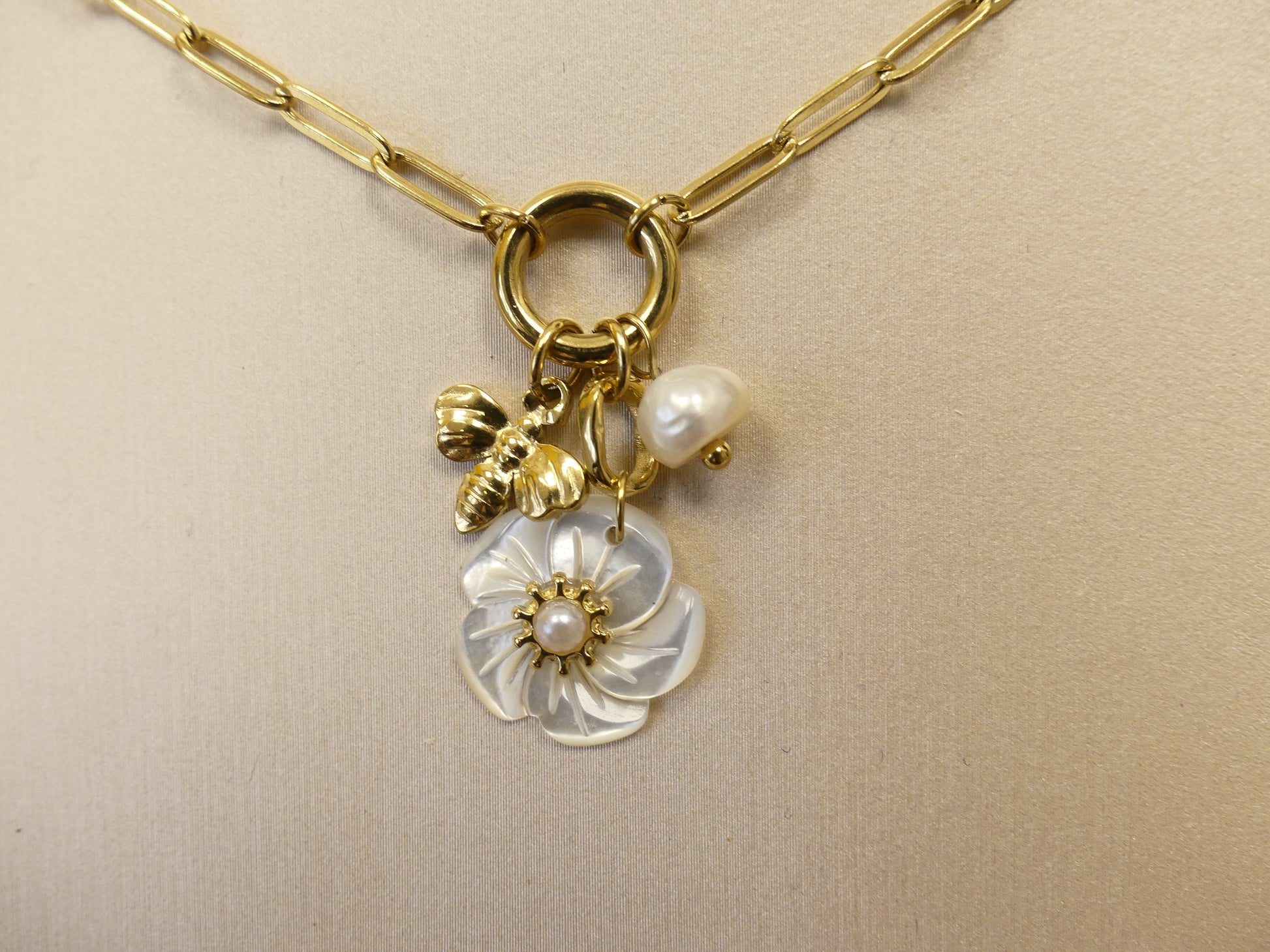 Collier Nhala - maille aux anneaux ovales, rond et breloques (fleur nacrée, papillon et perle d'eau douce) - Les p'tits cadeaux