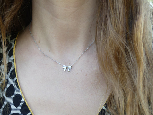 collier petit noeud papillon argenté