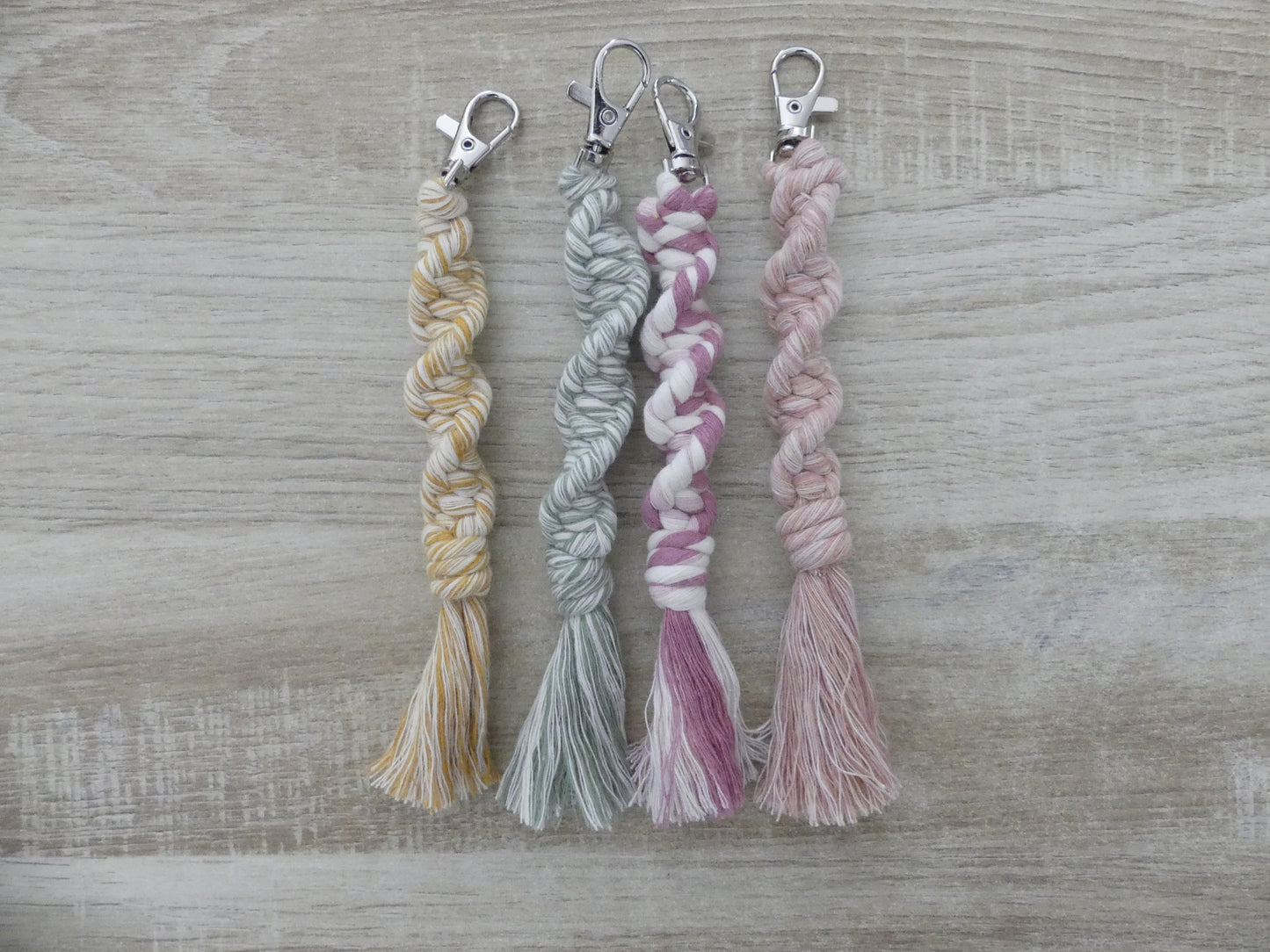 Porte-clé en macramé fait main – Torsadé et pompon – coton Oeko-Tex classe 1
