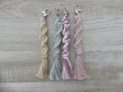 Porte-clé en macramé fait main – Torsadé et pompon – coton Oeko-Tex classe 1