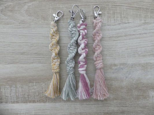 Porte-clé en macramé fait main – Torsadé et pompon – coton Oeko-Tex classe 1