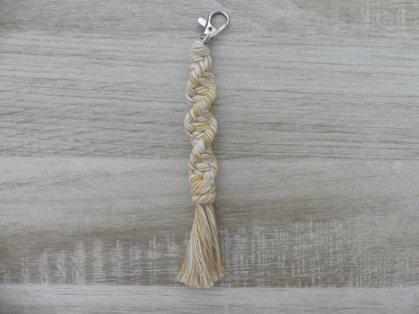 Porte-clé en macramé fait main – Torsadé et pompon – coton Oeko-Tex classe 1