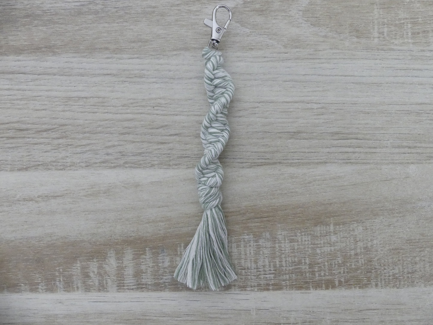 Porte-clé en macramé fait main – Torsadé et pompon – coton Oeko-Tex classe 1