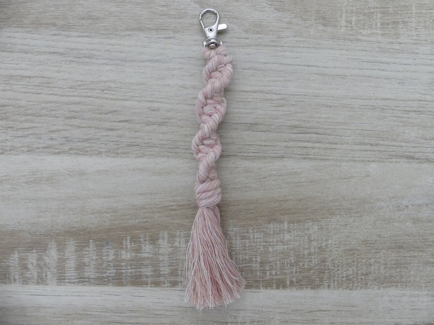 Porte-clé en macramé fait main – Torsadé et pompon – coton Oeko-Tex classe 1