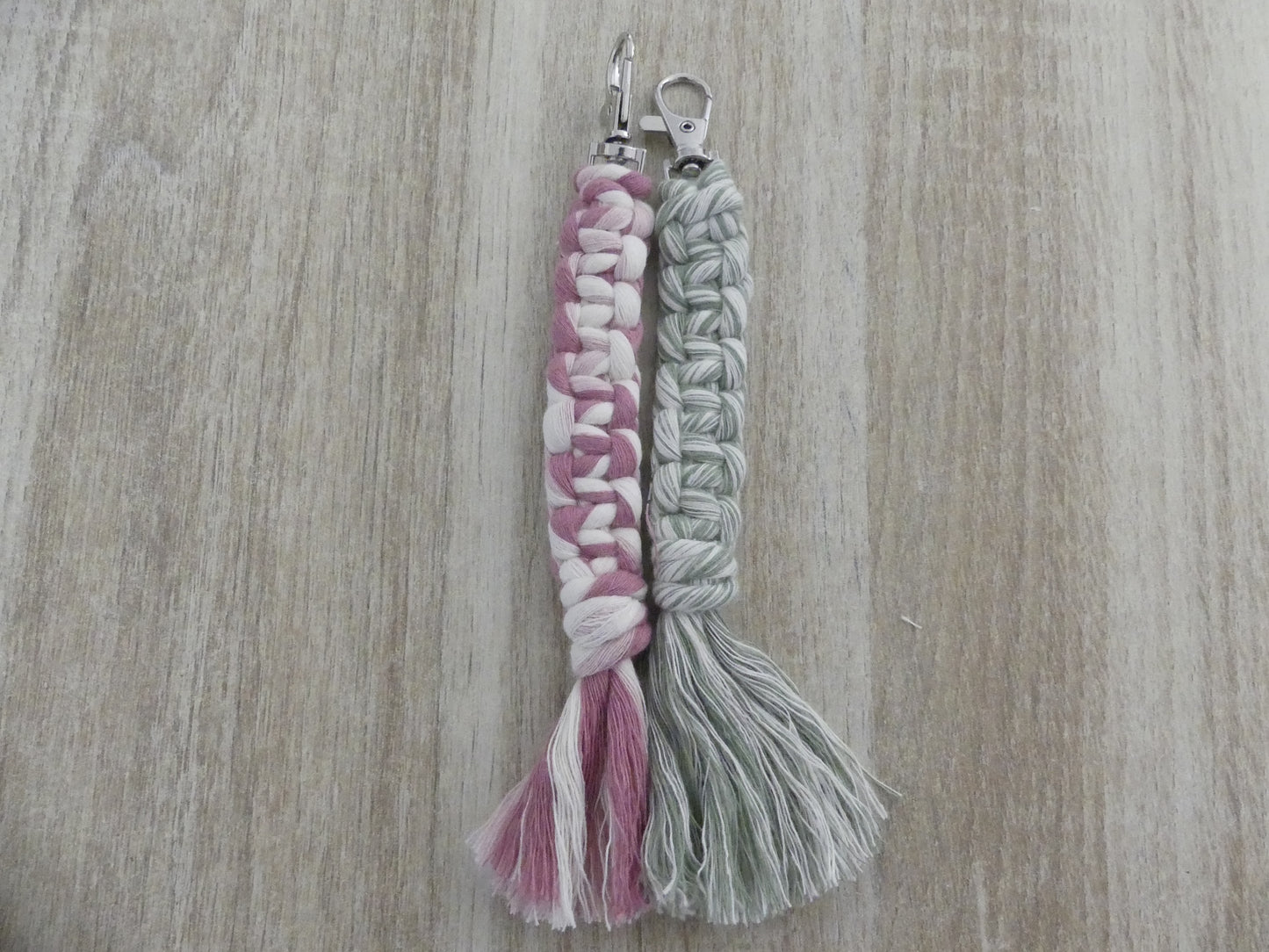 Porte-clé en macramé fait main – Nœuds droits et pompon – coton Oeko-Tex classe 1