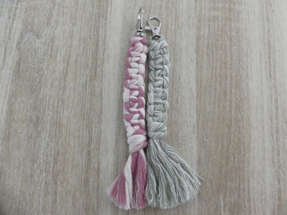 Porte-clé en macramé fait main – Nœuds droits et pompon – coton Oeko-Tex classe 1