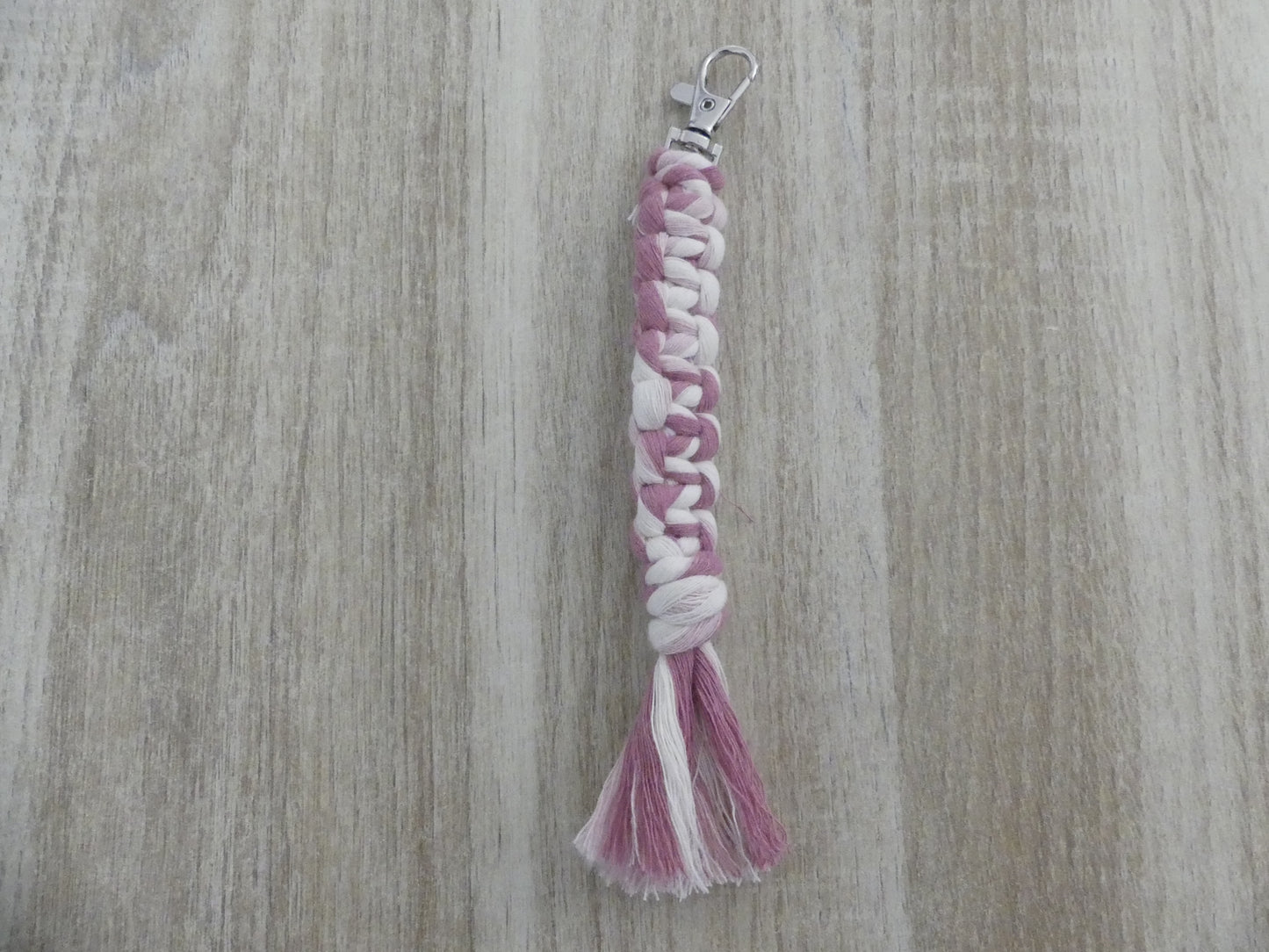 Porte-clé en macramé fait main – Nœuds droits et pompon – coton Oeko-Tex classe 1
