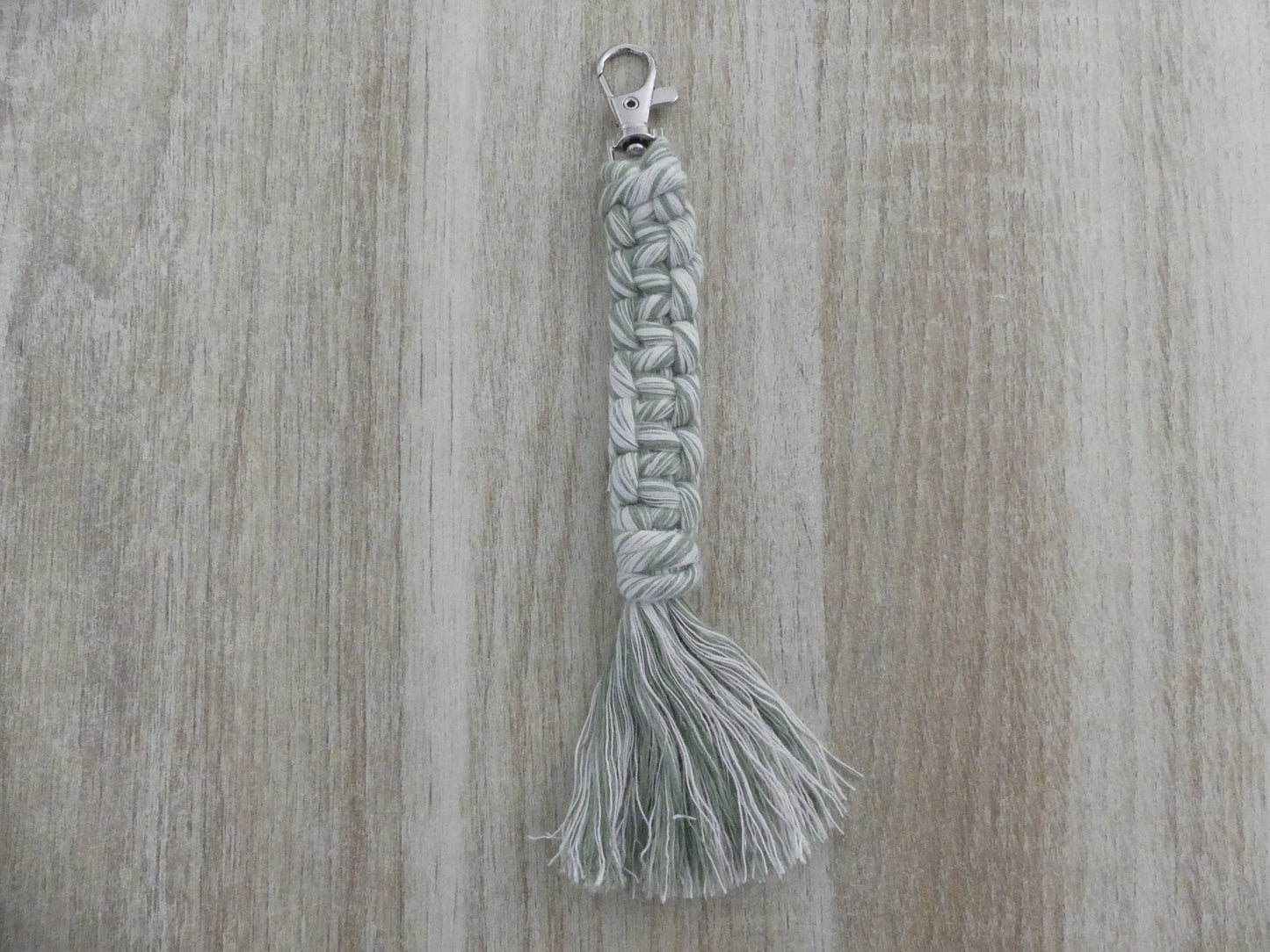 Porte-clé en macramé fait main – Nœuds droits et pompon – coton Oeko-Tex classe 1