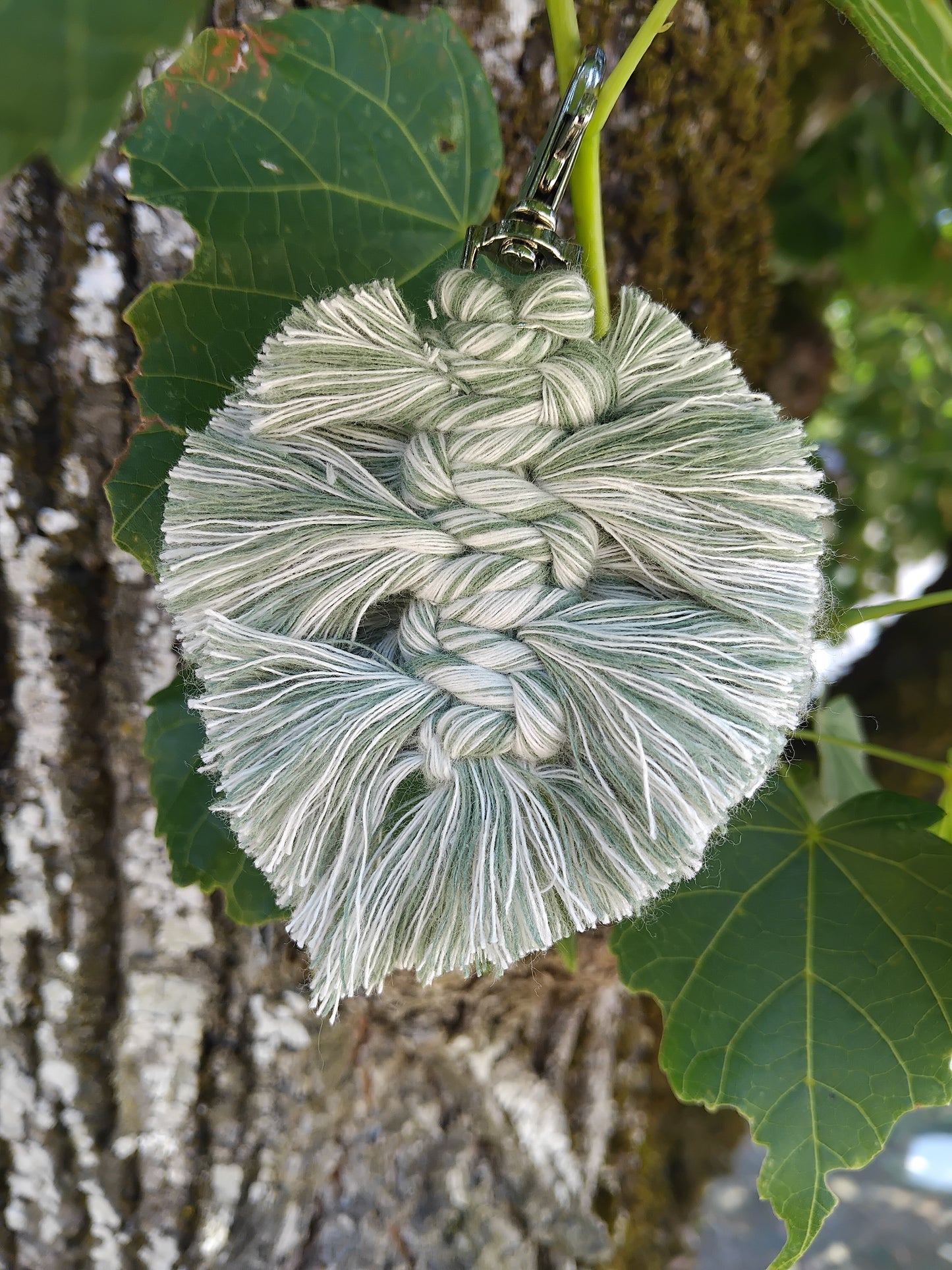 Porte-clé en macramé fait main – Feuille de tilleul – coton Oeko-Tex classe 1