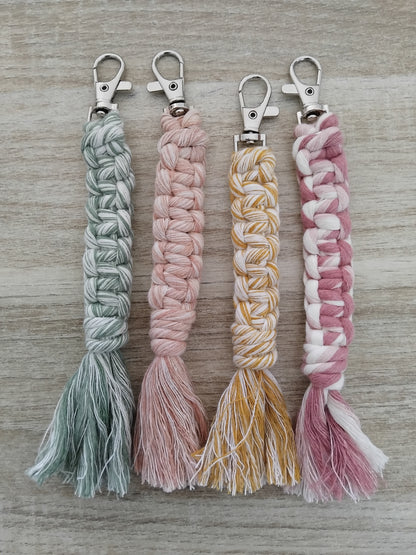 Porte-clé en macramé fait main – Nœuds droits et pompon – coton Oeko-Tex classe 1