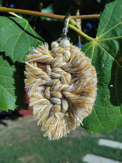 Porte-clé en macramé fait main – Feuille de tilleul – coton Oeko-Tex classe 1