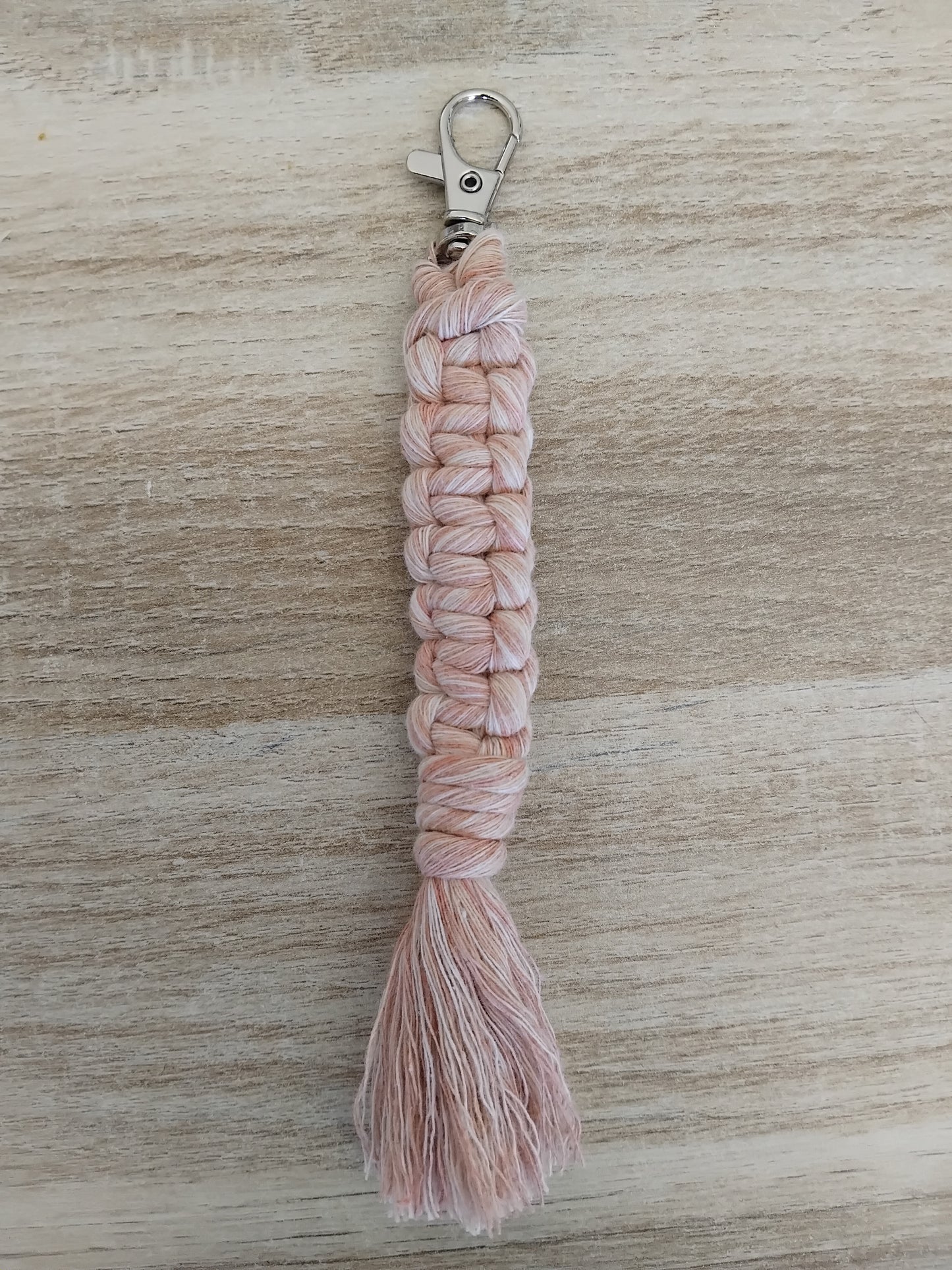 Porte-clé en macramé fait main – Nœuds droits et pompon – coton Oeko-Tex classe 1