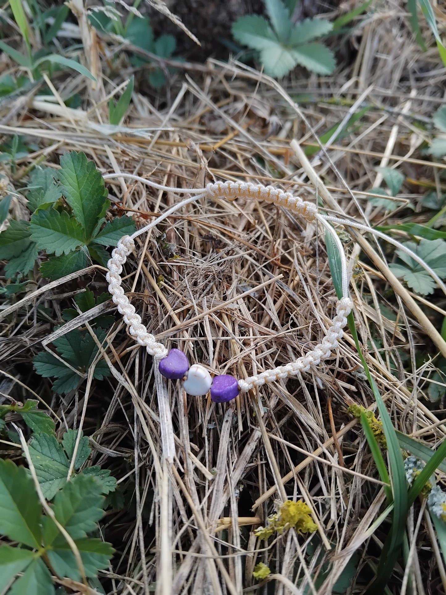 Bracelet macramé enfant – Trio de cœurs céramique violet et beige