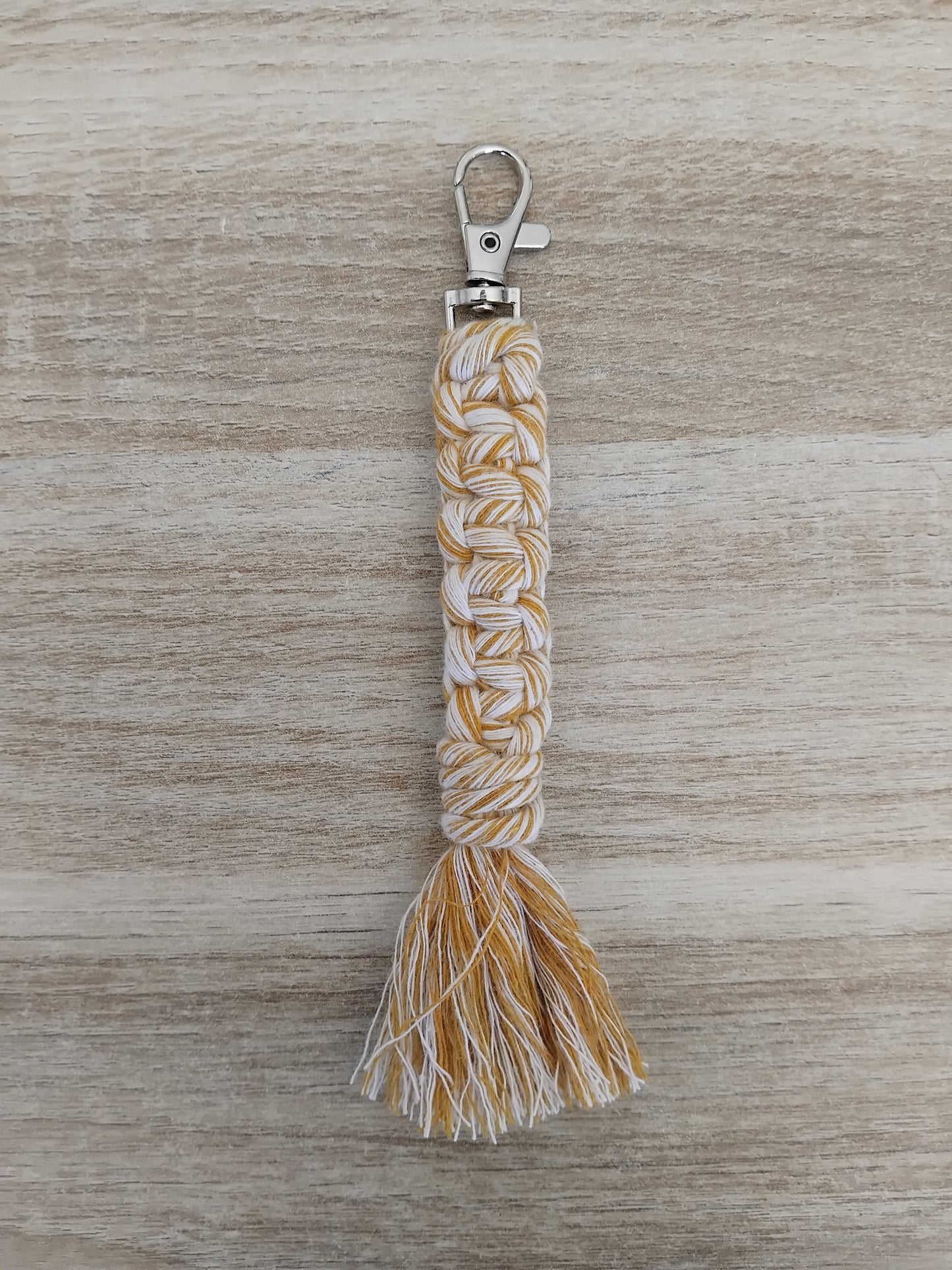 Porte-clé en macramé fait main – Nœuds droits et pompon – coton Oeko-Tex classe 1