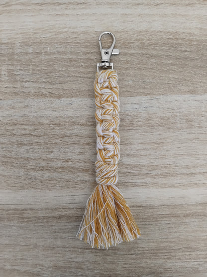 Porte-clé en macramé fait main – Nœuds droits et pompon – coton Oeko-Tex classe 1