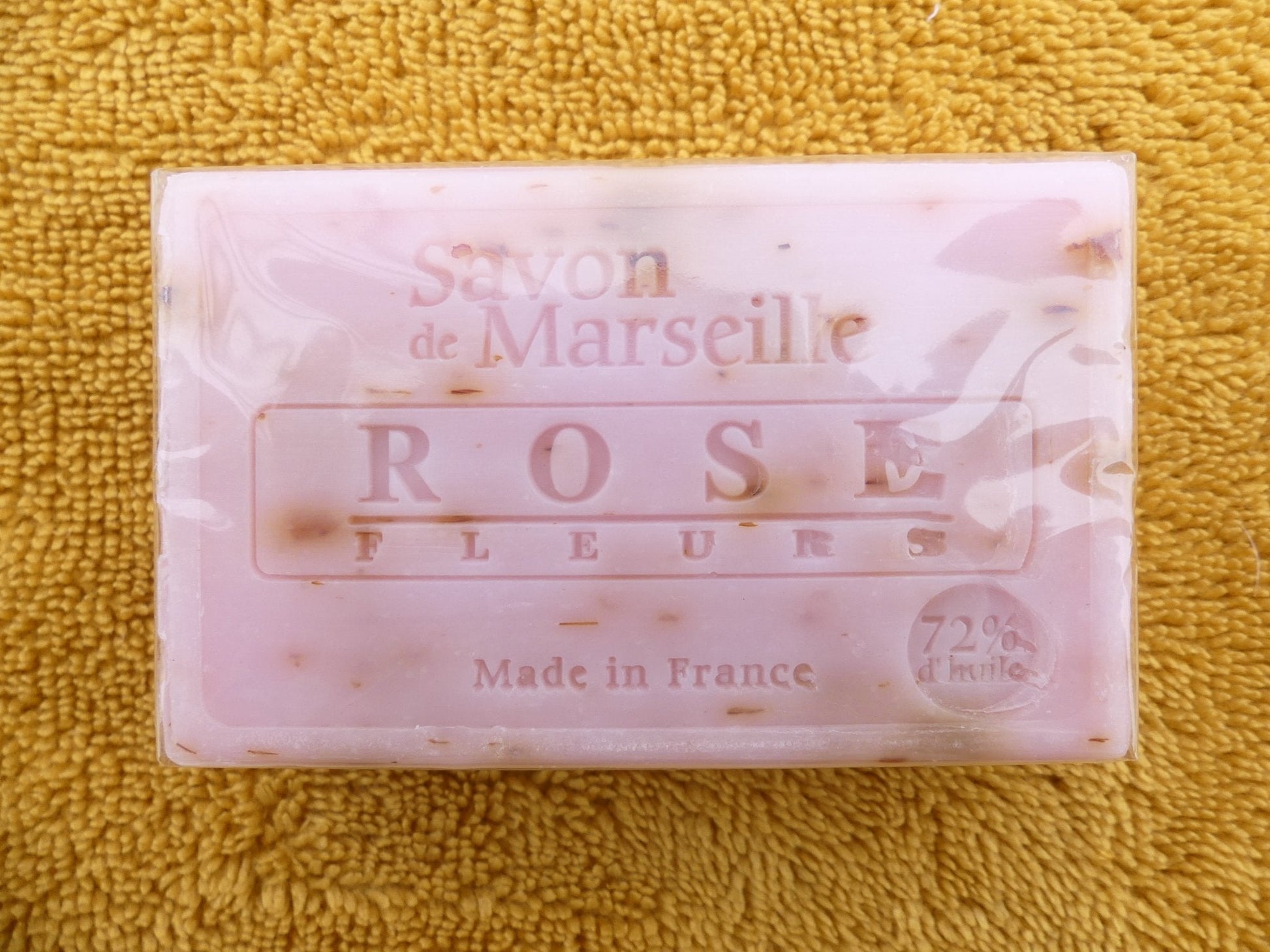 Savon aux pétales et parfum de fleurs de rose 100g - Les p'tits cadeaux. Savon artisanal